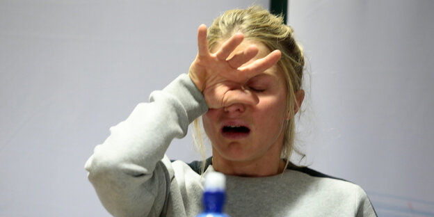 Johaug hält sich eine Hand vor das Gesicht Johaug hält sich eine Hand vor das Gesicht