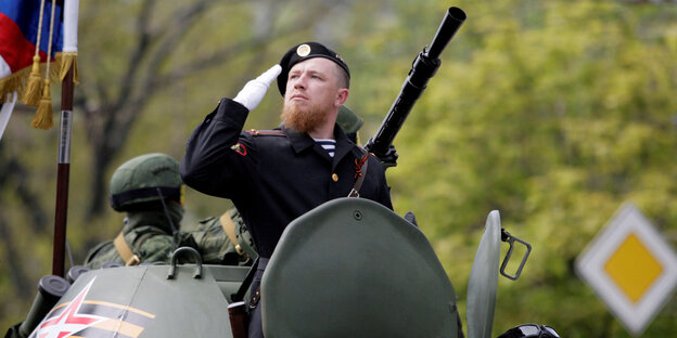 Arsen Pawlow salutiert aus einem Panzer heraus Arsen Pawlow salutiert aus einem Panzer heraus