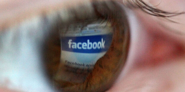1A-Symbolbild eines Auges, in dessen Iris sich das Facebook-Logo spiegelt 1A-Symbolbild eines Auges, in dessen Iris sich das Facebook-Logo spiegelt