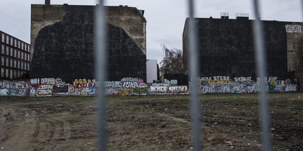 Blick durch einen Zaun auf die Cuvry-Brache Blick durch einen Zaun auf die Cuvry-Brache