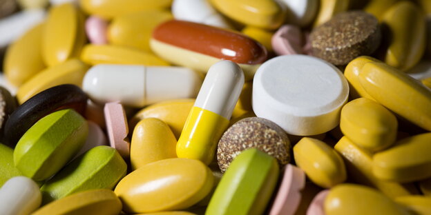 Bunte Pillen und Tabletten liegen auf einem Haufen Bunte Pillen und Tabletten liegen auf einem Haufen