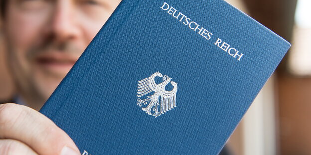 ein blauer Reisepass auf dem „Deutsches Reich“ steht ein blauer Reisepass auf dem „Deutsches Reich“ steht