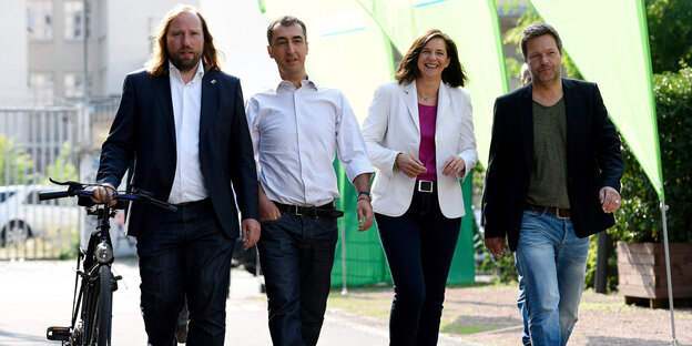 Anton Hofreiter, Cem Özdemir, Katrin Göring-Eckardt und Robert Habeck laufen nebeneinander her