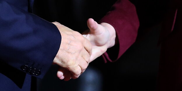 zwei Hände bein Handschlag zwei Hände bein Handschlag