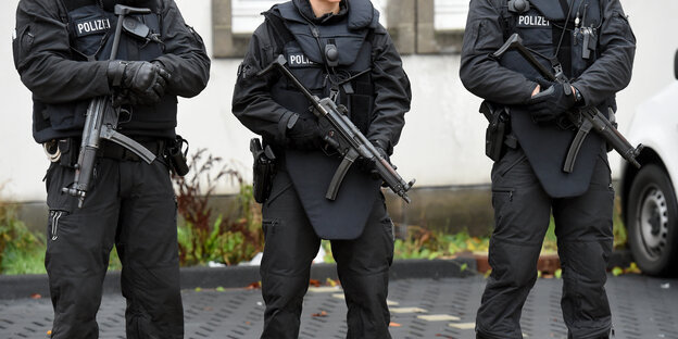 Polizisten stehen am OLG Celle