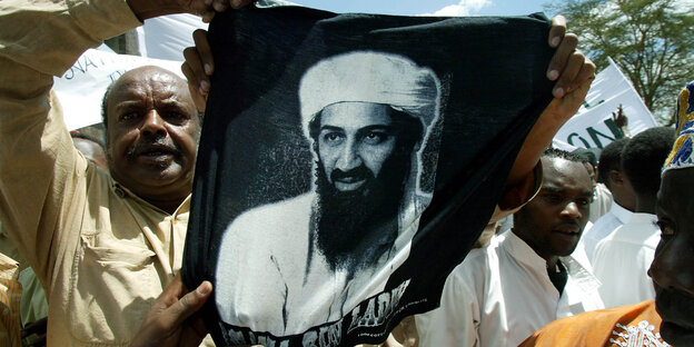 Menschen halten eine Bild von Bin Laden hoch Menschen halten eine Bild von Bin Laden hoch