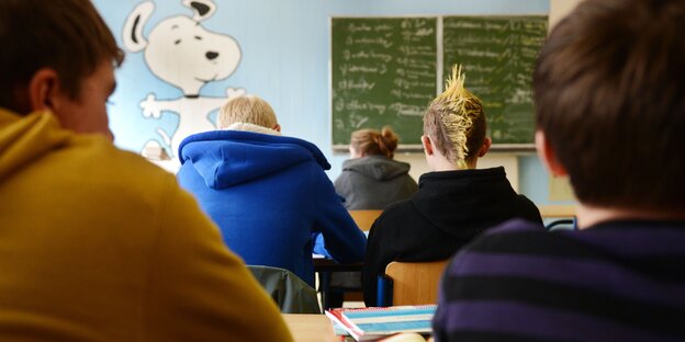 Klassenraum mit Schülern und Tafel Klassenraum mit Schülern und Tafel
