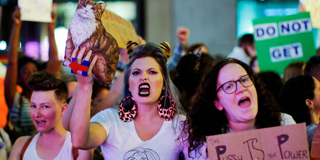 Frauen protestieren vor dem Trump Tower Frauen protestieren vor dem Trump Tower