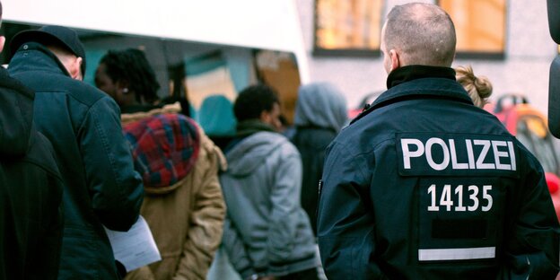 Polizisten nehmen mutmaßliche Dealer fest Polizisten nehmen mutmaßliche Dealer fest