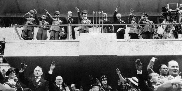 Hitler zeigt bei der Eröffnung der Olypischen Spiele in Berlin den Hitlergruß Hitler zeigt bei der Eröffnung der Olypischen Spiele in Berlin den Hitlergruß