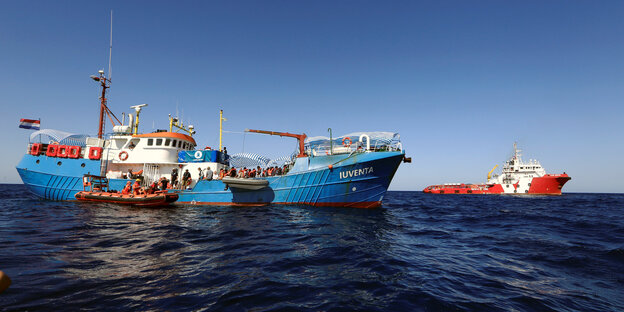 Die NGO Jugend Rettet nimmt auf ihr Boot Iuventa Flüchtlinge im Mittelmeer auf Die NGO Jugend Rettet nimmt auf ihr Boot Iuventa Flüchtlinge im Mittelmeer auf