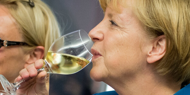 Angela Merkel trinkt Wein Angela Merkel trinkt Wein
