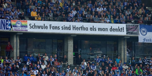 ein Transparent mit der AUfschrift „Schwule Fans sind Hertha als man denkt!“