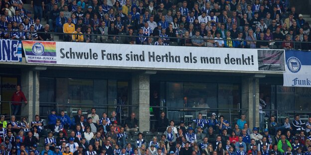ein Transparent mit der AUfschrift „Schwule Fans sind Hertha als man denkt!“ ein Transparent mit der AUfschrift „Schwule Fans sind Hertha als man denkt!“