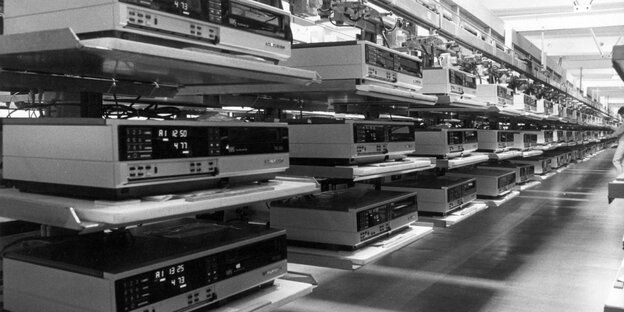 viele Elektrogeräte nebeneinander im Regal viele Elektrogeräte nebeneinander im Regal