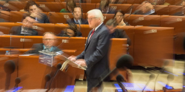 Hans-Walter Steinmeier steht im Europaparlament am Rednerpult