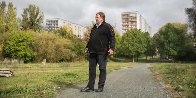 Gunnar Lindemann steht auf einer grünen Wiese Gunnar Lindemann steht auf einer grünen Wiese