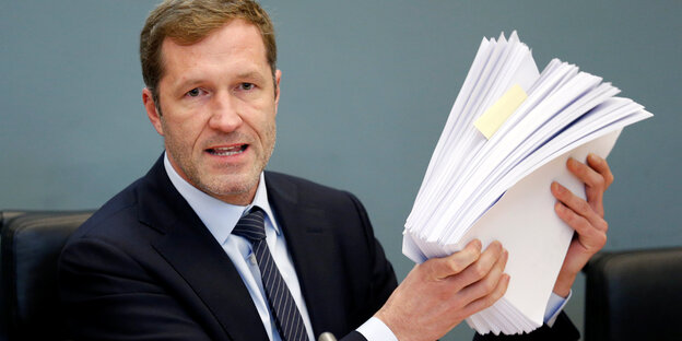 Paul Magnette, Ministerpräsident der Wallonie, hält einen Stapel Papier in den Händen Paul Magnette, Ministerpräsident der Wallonie, hält einen Stapel Papier in den Händen