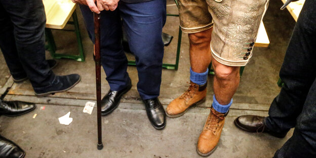 Norbert Hofers Beine in Anzughosen (l), daneben Heinz-Christian Straches in Lederhosen Norbert Hofers Beine in Anzughosen (l), daneben Heinz-Christian Straches in Lederhosen