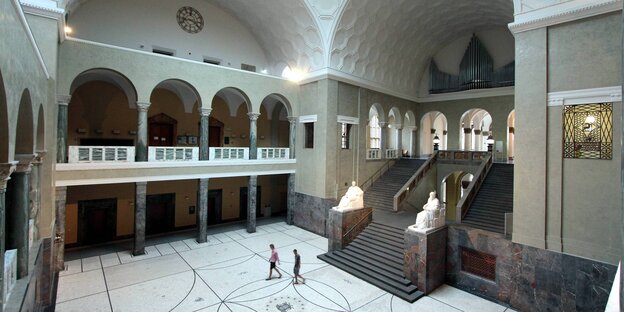 Lichthof im Hauptgebäude der LMU München Lichthof im Hauptgebäude der LMU München