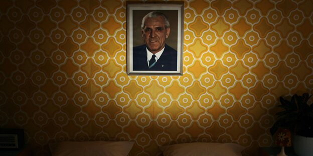 Ein gerahmtes Foto an einer Wand Ein gerahmtes Foto an einer Wand