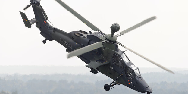 Ein Kampfhubschrauber der Bundeswehr schräg in der Luft Ein Kampfhubschrauber der Bundeswehr schräg in der Luft