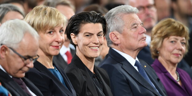 Carolin Emcke lächelt bei der Verleihung des Friedenspreises des Deutschen Buchhandels in der Paulskirche in Frankfurt am Main Carolin Emcke lächelt bei der Verleihung des Friedenspreises des Deutschen Buchhandels in der Paulskirche in Frankfurt am Main