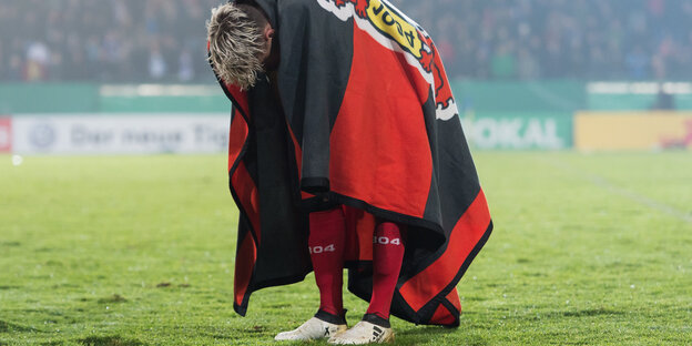 Ein Spieler unter einer Vereinsdecke Ein Spieler unter einer Vereinsdecke