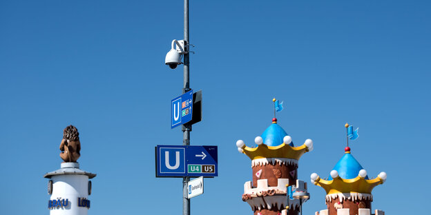 Blauer Himmel, blaue Ubahn-Schilder - und eine Überwachungskamera Blauer Himmel, blaue Ubahn-Schilder - und eine Überwachungskamera