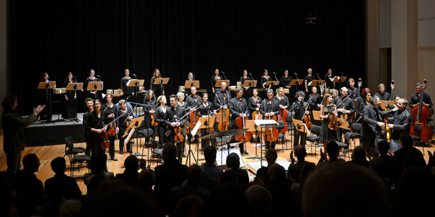 Musiker mit Instrumenten auf einer Konzertbühne