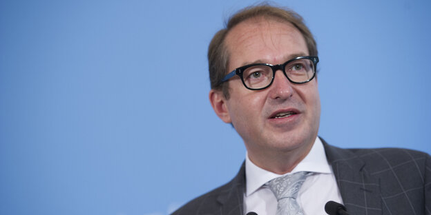 Der Verkehrsminister Alexander Dobrindt spricht in die Kamera Der Verkehrsminister Alexander Dobrindt spricht in die Kamera