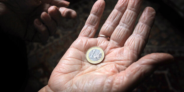 Euro-Münze in der Hand einer 83-Jährigen Euro-Münze in der Hand einer 83-Jährigen