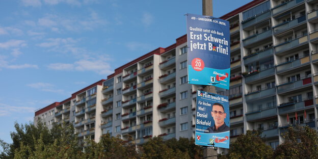 AfD-Wahlplakate vor Plattenbau AfD-Wahlplakate vor Plattenbau