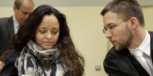 Beate Zschäpe betrachtet Dokumente während ihr Anwalt mit ihr spricht Beate Zschäpe betrachtet Dokumente während ihr Anwalt mit ihr spricht