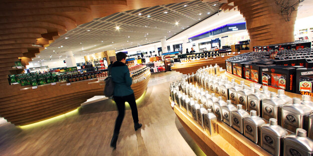 Eine Frau geht durch einen Duty-Free-Shop Eine Frau geht durch einen Duty-Free-Shop