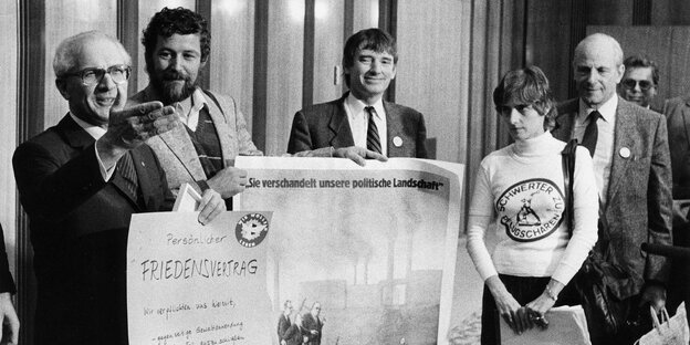 Fünf Politiker auf einem Schwarz-Weiß-Foto Fünf Politiker auf einem Schwarz-Weiß-Foto