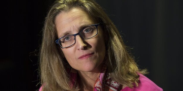 Chrystia Freeland guckt ernst in die Kamera Chrystia Freeland guckt ernst in die Kamera