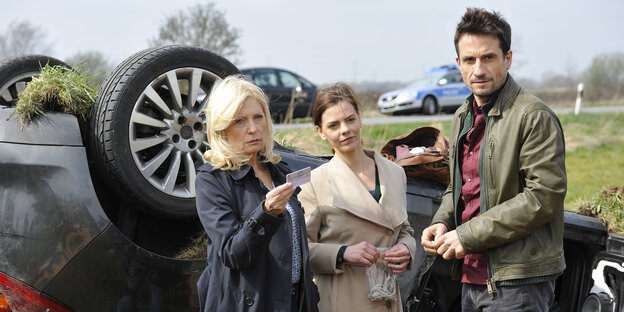 tatort-schauspieler vor autowrack tatort-schauspieler vor autowrack