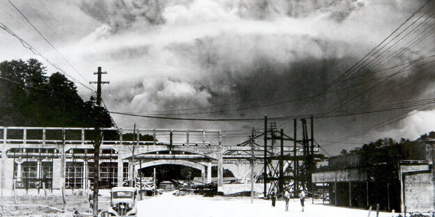 Die Pilzwolke schwebt über Nagasaki im August 1945 Die Pilzwolke schwebt über Nagasaki im August 1945