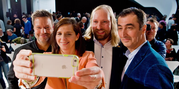 Die Grüne Fraktionsvorsitzende Katrin Göring-Eckardt macht ein Selfie mit Robert Habeck, Anton Hofreiter und Cem Özdemir Die Grüne Fraktionsvorsitzende Katrin Göring-Eckardt macht ein Selfie mit Robert Habeck, Anton Hofreiter und Cem Özdemir