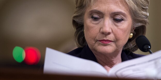 Hillary Clinton liest ein Buch Hillary Clinton liest ein Buch