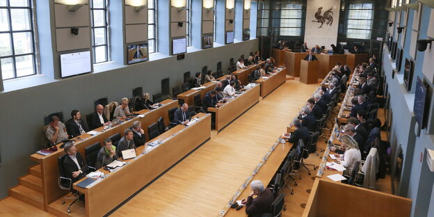 Im wallonischen Planrsaal sitzen die Abgeordneten zusammen Im wallonischen Planrsaal sitzen die Abgeordneten zusammen