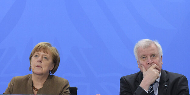 Angela Merkel und Horst Seehofer sitzen nebeneinander regungslos Angela Merkel und Horst Seehofer sitzen nebeneinander regungslos