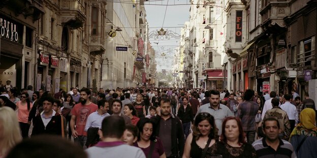 Menschen in türkischer Fußgängerzone Menschen in türkischer Fußgängerzone