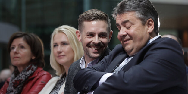 Sigmar Gabriel sitzt mit geschlossenen Augen neben Klaas Heufer-Umlauf. Daneben sitzen Manuela Schwesig und Malu Dreyer Sigmar Gabriel sitzt mit geschlossenen Augen neben Klaas Heufer-Umlauf. Daneben sitzen Manuela Schwesig und Malu Dreyer