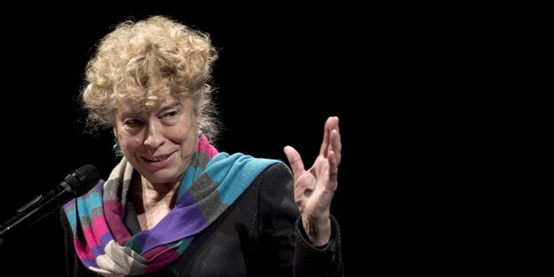 Gesine Schwan macht eine Geste Gesine Schwan macht eine Geste