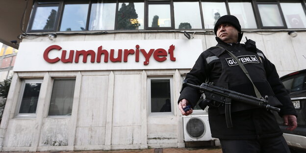 Wachschutz vor der Cumhuriyet-Redaktion Wachschutz vor der Cumhuriyet-Redaktion