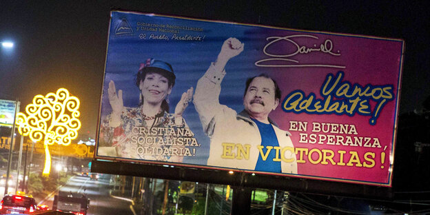 Auf einer Werbetafel ist Daniel Ortega in siegesgewisser Pose zu sehen, daneben seine Frau, die applaudiert Auf einer Werbetafel ist Daniel Ortega in siegesgewisser Pose zu sehen, daneben seine Frau, die applaudiert
