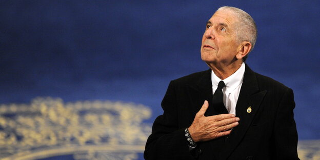 Musiker Leonard Cohen guckt zum HImmel Musiker Leonard Cohen guckt zum HImmel