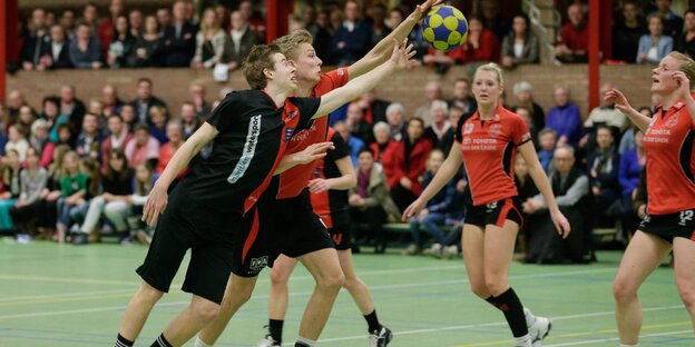 KorfballspielerInnen kämpfen um den Ball